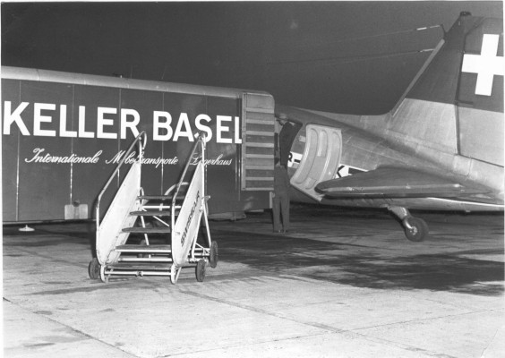 The loading of a DC-3 with air freight – end of the 1950’s